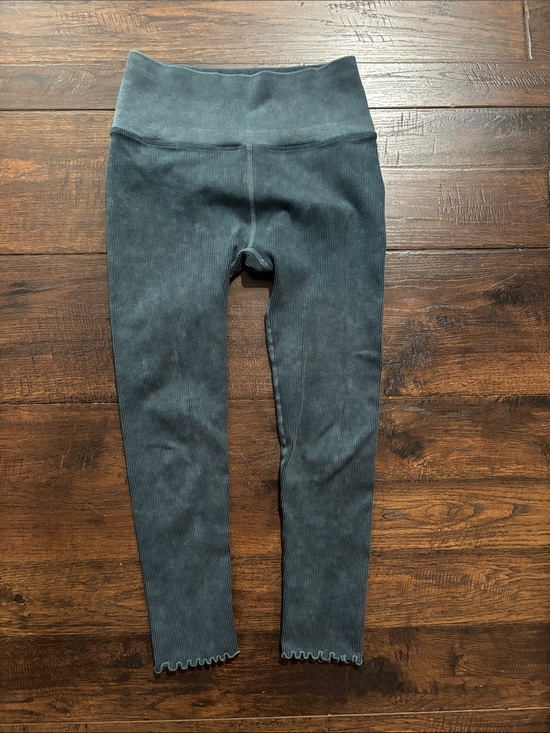 Spiritual Gangster Pants - Spiritual Gangster Love Sculpt Ruffled Hem Ribbed Leggings  size M/L